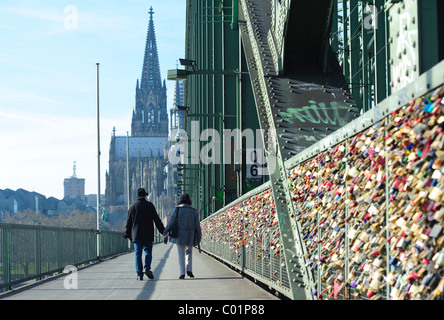 Amore si blocca sul ponte di Hohenzollern a Colonia Foto Stock