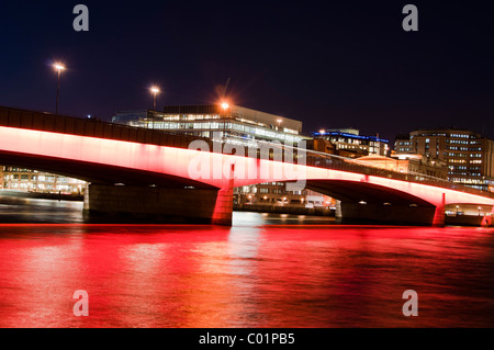 Un acceso london bridge dopo il buio, Londra, Inghilterra. Foto Stock