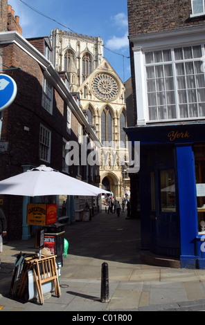 Strade strette di York ed il transetto e attraversando Torre di York Minster da sud-est. Foto Stock