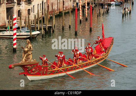 Barca presso la storica Regata Storica regata sul Grand Canal, Venezia, Veneto, Italia, Europa Foto Stock