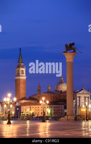 Chiesa di San Giorgio Maggiore e il leone di San Marco, Piazza San Marco o Piazza San Marco, Venezia, Veneto, Italia, Europa Foto Stock