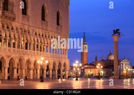 Il Palazzo del Doge, Chiesa di San Giorgio Maggiore e il leone di San Marco, Piazza San Marco o Piazza San Marco, Venezia, Veneto Foto Stock