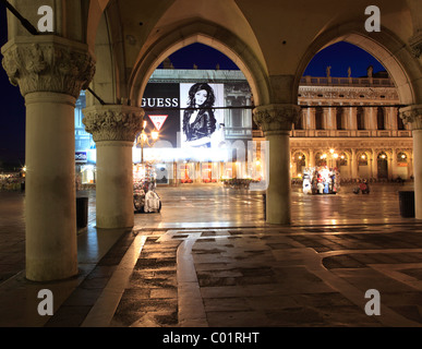 Portico del Palazzo Ducale e la Piazzetta San Marco di notte, Piazza San Marco o Piazza San Marco, Venezia, Veneto, Italia Foto Stock