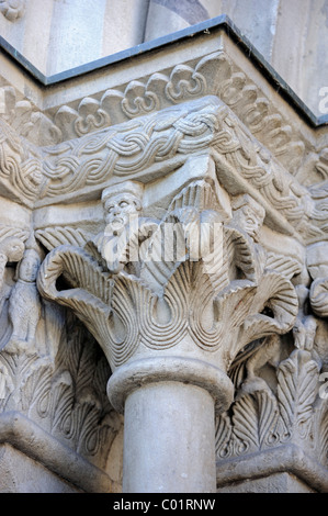 Sculture architettoniche sulla facciata della chiesa grossmuenster, Zurigo, Svizzera, Europa Foto Stock