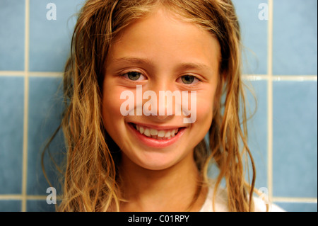 Ragazza, 8, con capelli unkempt Foto Stock