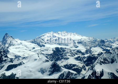 Pennine vicino a Zermatt e il Cervino Mt e Mt Dent d'Herens, sinistra, Monte Rosa massiccio, centro, Vallese, Svizzera, Europa Foto Stock