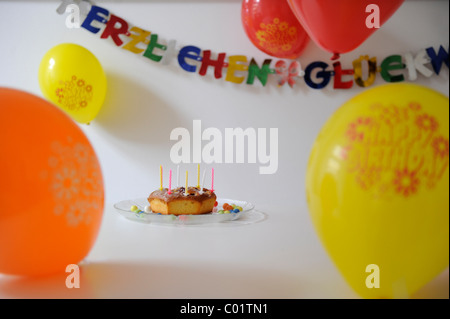 Torta di compleanno, palloncini e decorazioni, bambino della festa di compleanno Foto Stock