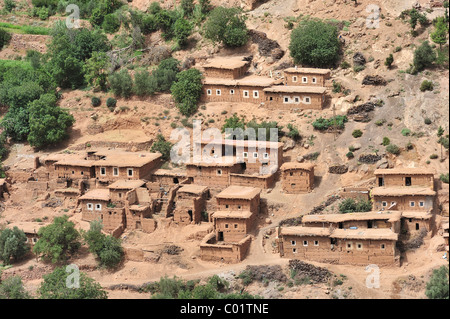 Tipico villaggio berbero con le tradizionali case di adobe e piccole casbah nelle montagne dell'Alto Atlante, Marocco, Africa Foto Stock
