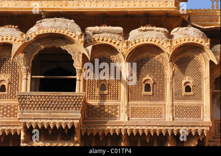 Delicato facciata di pietra arenaria di un vecchio haveli, una residenza privata di ricchi mercanti, Patwon Ki Haveli, Jaisalmer, Rajasthan, India Foto Stock
