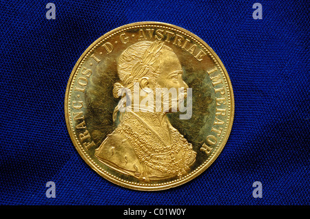 Oro austriaco ducat da1915, il design anteriore, testa con allori dell'Imperatore Francesco Giuseppe I, iscrizione FRANC.IOS.I.D.G.AVSTRIAE Foto Stock