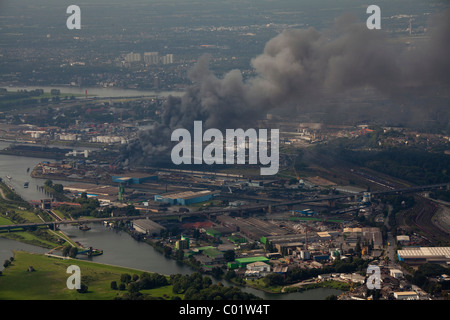 Vista aerea, fumo, fuoco su un isola di scarto nella Duisport porto interno, Duisburg, Ruhrgebiet regione Renania settentrionale-Vestfalia Foto Stock