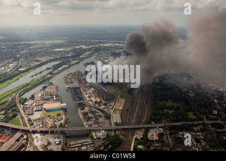 Vista aerea, fumo, fuoco su un isola di scarto nella Duisport porto interno, Duisburg, Ruhrgebiet regione Renania settentrionale-Vestfalia Foto Stock