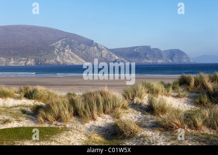 Spiaggia di chiglia, scogliere e la testa di Dooega, Achill Island, nella contea di Mayo, Connacht provincia, Repubblica di Irlanda, Europa Foto Stock