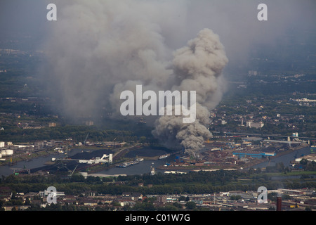 Vista aerea, fumo, fuoco su un isola di scarto nella Duisport porto interno, Duisburg, Ruhrgebiet regione Renania settentrionale-Vestfalia Foto Stock