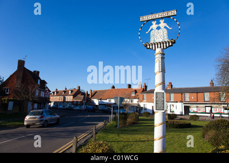 Segno del villaggio e il villaggio verde Biddenden, Kent, Regno Unito. Foto Stock