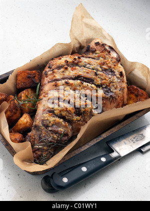 La gamba di agnello in un piatto di tostatura Foto Stock