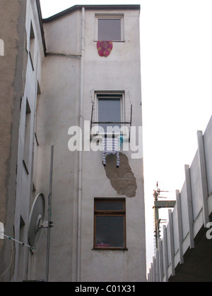 Servizio lavanderia appendere fuori della finestra a secco, casa sulla Bahndamm, Ehrenfeld, Colonia, nella Renania settentrionale-Vestfalia, Germania, Europa Foto Stock