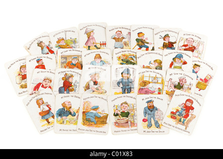 Pila di Victorian happy Family famiglie divertente giocare a carte. Solo editoriale Foto Stock