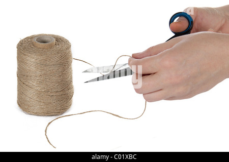 Immagine di una mano con il taglio a forbice una fune, isolati su sfondo bianco Foto Stock