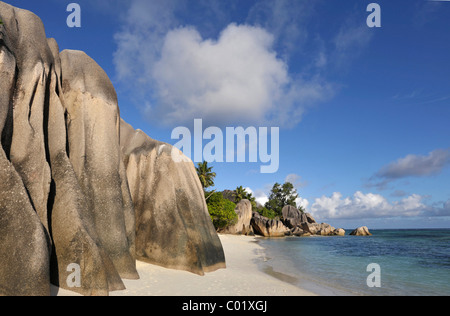 La spiaggia e le rocce di granito a Pointe Source d' Argent, La Digue, Seicelle Foto Stock