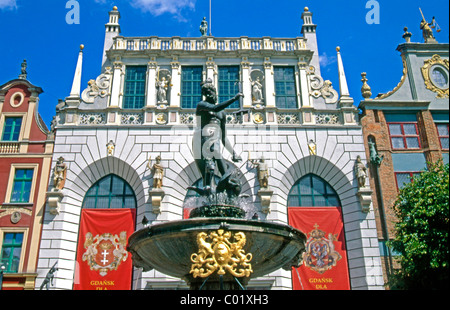 Artus Court e la Fontana di Nettuno, Mercato Lungo, Gdansk, Mazury, Polonia, Europa Foto Stock