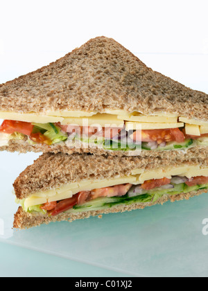 Sandwich di formaggio con insalata di pomodoro cetriolo Foto Stock