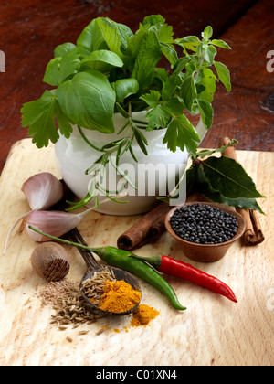 Il basilico Rosmarino foglia di alloro pepe nero in granelli peperoncini di noce moscata curcuma spicchi di aglio e cannella Foto Stock