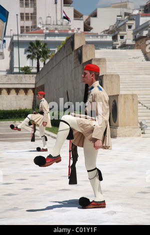Cambio della guardia, Evzones soldati, il Palazzo del Parlamento, Plateia Sintagmatos, Atene, Grecia, Europa Foto Stock