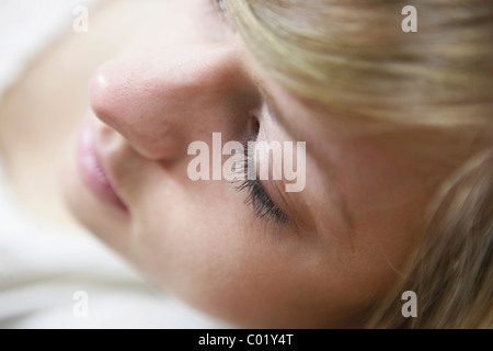 Giovane donna con capelli lunghi, close-up, ritratto Foto Stock