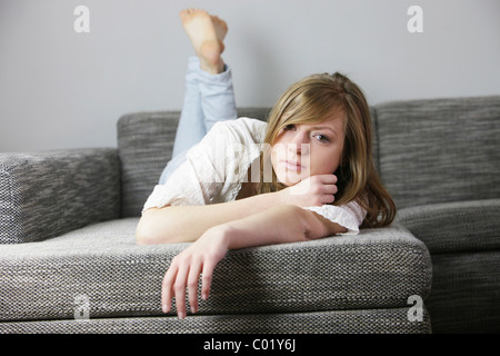 Giovane donna sdraiato sul lettino Foto Stock