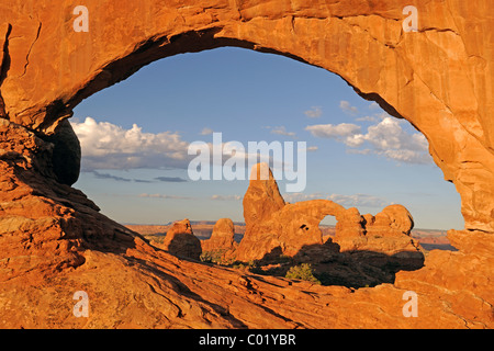 Guardando attraverso la finestra del Nord arco rock in mattinata sulla torretta Arch rock formazione, Arches National Park, Utah Foto Stock