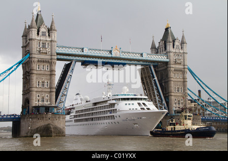 Silver Cloud crociera passando attraverso il Tower Bridge di Londra Foto Stock