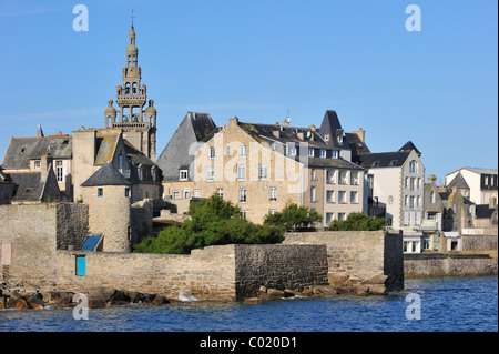 La chiesa di Notre-dame de Batz Croaz visto dal porto di Roscoff, Finistère Bretagna, Francia Foto Stock