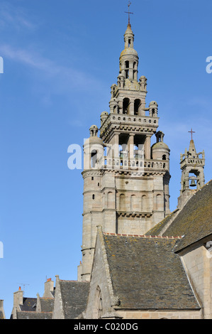 Il campanile della chiesa di Notre Dame de Batz Croaz a Roscoff, Finistère Bretagna, Francia Foto Stock