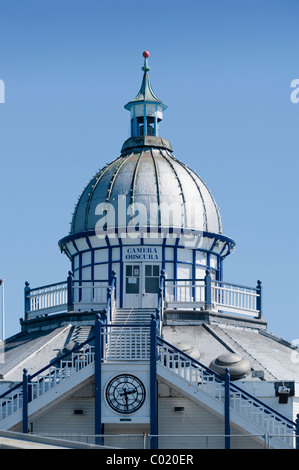 La Camera Obscura su Eastbourne Pier Foto Stock