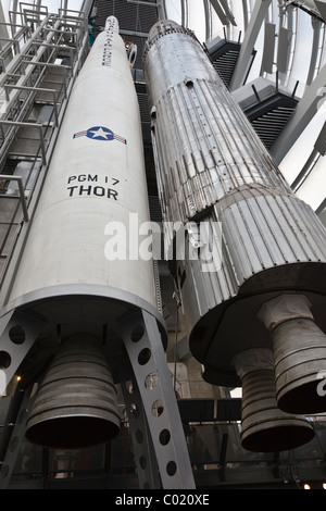 Blue Streak (destra) e Thor in grado di razzi nella torre a razzo a Leicester il Centro Spaziale Nazionale. Foto Stock