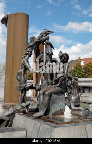 Il Signore di balneazione la scultura e la fontana nella piazza principale, T'Zand (Het Zand), Bruges (Brugge), Belgio. Foto Stock