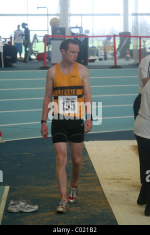 Denis Finnegan, lungo il ponticello, Lee Valley Ca, Lee Valley pista atletica, Londra giochi al coperto dopo il salto in lungo. Foto Stock