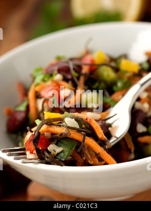 Una ciotola di vegetariano insalata di alghe marine Foto Stock