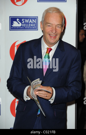 JON NEVE 2011 OLDIE OF THE YEAR AWARDS DI SIMPSON IN THE STRAND Londra Inghilterra 10 Febbraio 2011 Foto Stock