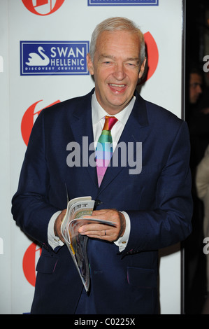 JON NEVE 2011 OLDIE OF THE YEAR AWARDS DI SIMPSON IN THE STRAND Londra Inghilterra 10 Febbraio 2011 Foto Stock