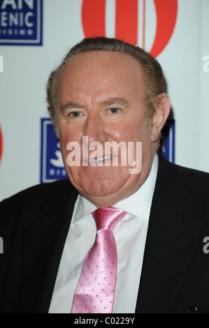 ANDREW NEIL 2011 OLDIE OF THE YEAR AWARDS DI SIMPSON IN THE STRAND Londra Inghilterra 10 Febbraio 2011 Foto Stock