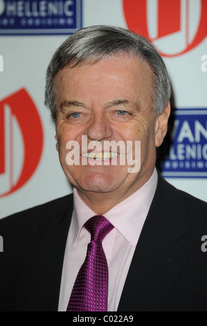 TONY BLACKBURN 2011 OLDIE OF THE YEAR AWARDS DI SIMPSON IN THE STRAND Londra Inghilterra 10 Febbraio 2011 Foto Stock