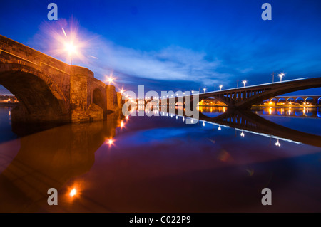 Sera Berwick upon Tweed e i tre ponti che attraversano il Tweed a Berwick Foto Stock