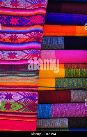 Vivacemente colorato alpaca coperte tradizionali Foto Stock