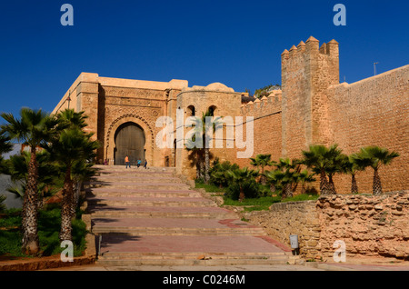 Ragazzi che giocano a calcio a Bab Oudaia gate al Kasbah El Alou cimitero in Rabat Marocco Africa del Nord Foto Stock