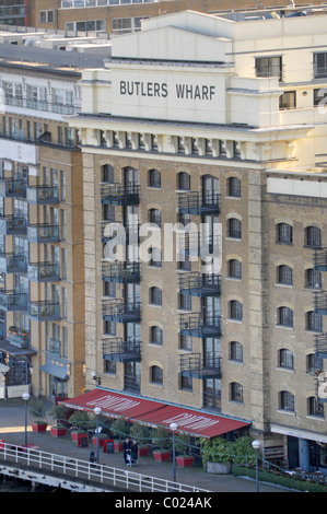 Butlers Wharf convertiti in appartamenti da magazzini portuali accanto al Fiume Tamigi dispone anche di riverside ristoranti Foto Stock