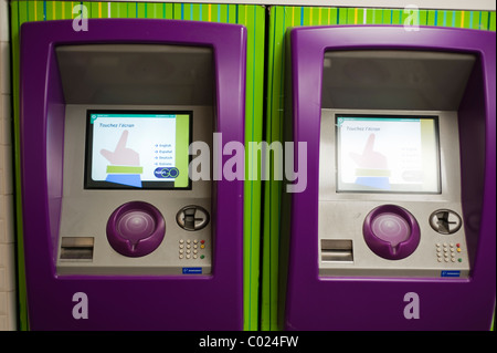 Parigi, Francia, Metro Automatic Tickets Vending Machine, all'interno, touch screen, trasporto pubblico Navigo Card, Connected Screen France Foto Stock