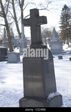 Graves al cimitero di Greenwood in inverno, Brooklyn, New York. Foto Stock