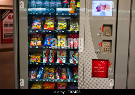 Parigi, Francia, Shopping, Junk Food and Soft drink Vending Machine, all'interno, stazione della metropolitana, Packaged food francia Foto Stock